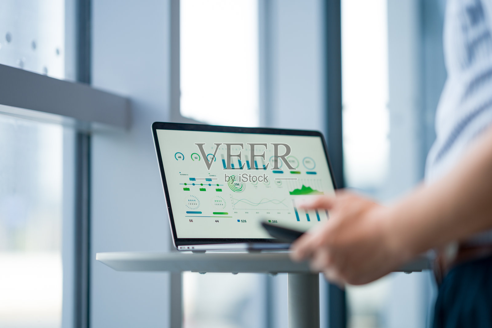 办公场景中笔记本显示数据图表界面照片摄影图片