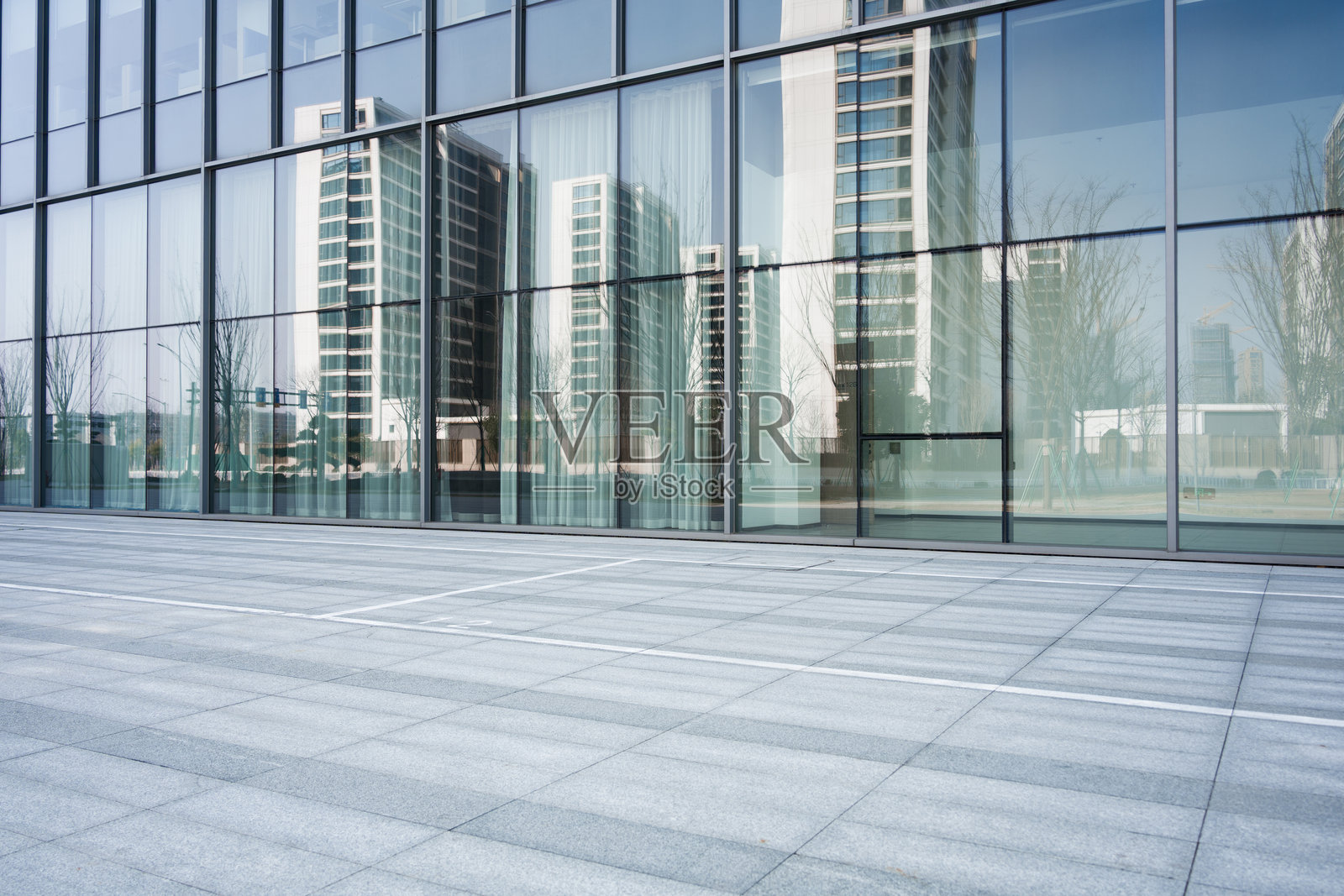 现代玻璃幕墙建筑外景空旷广场照片摄影图片