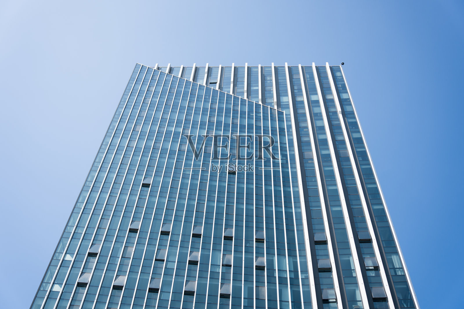 现代玻璃幕墙摩天大楼仰拍视角照片摄影图片