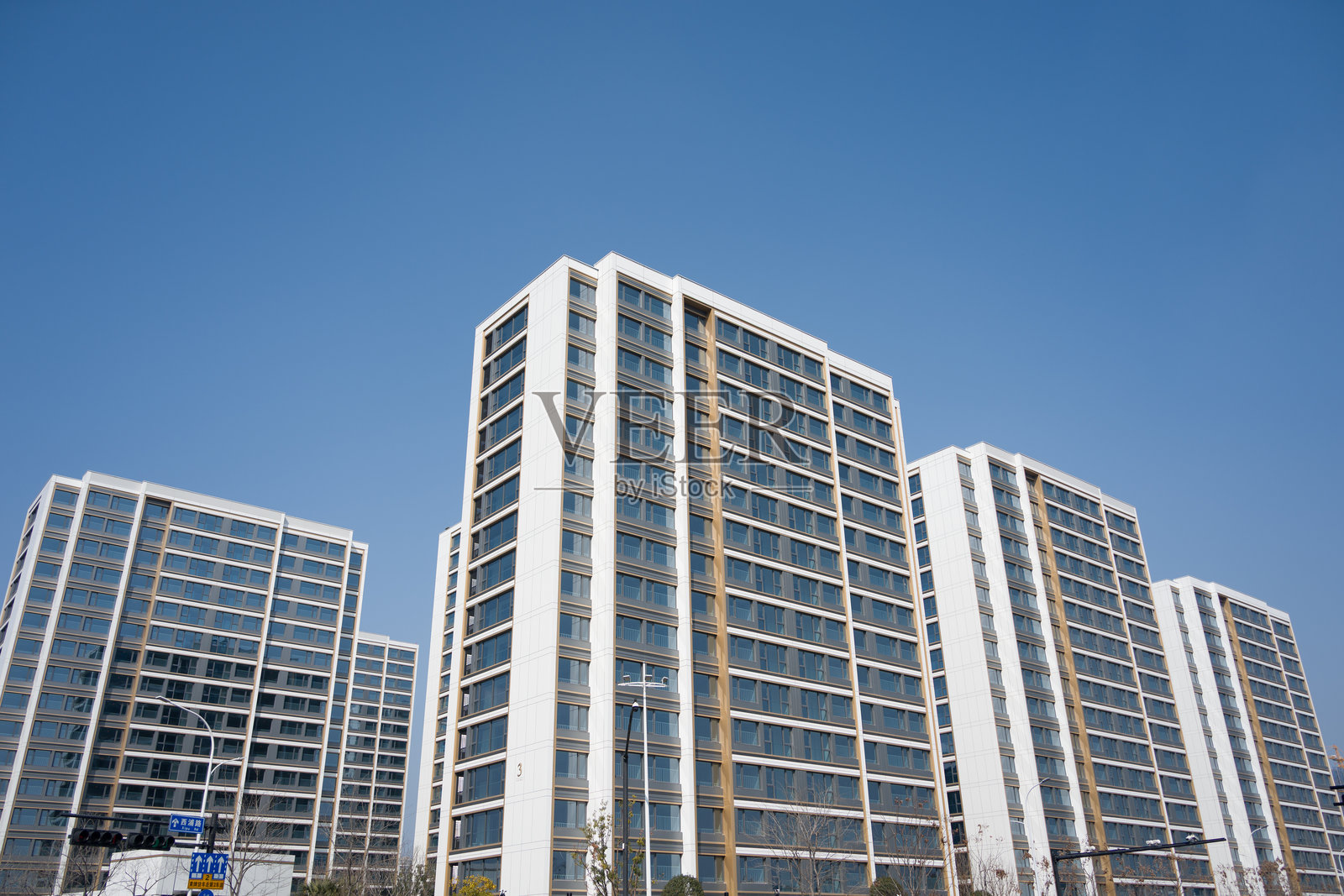 现代高层住宅楼群晴空下矗立照片摄影图片