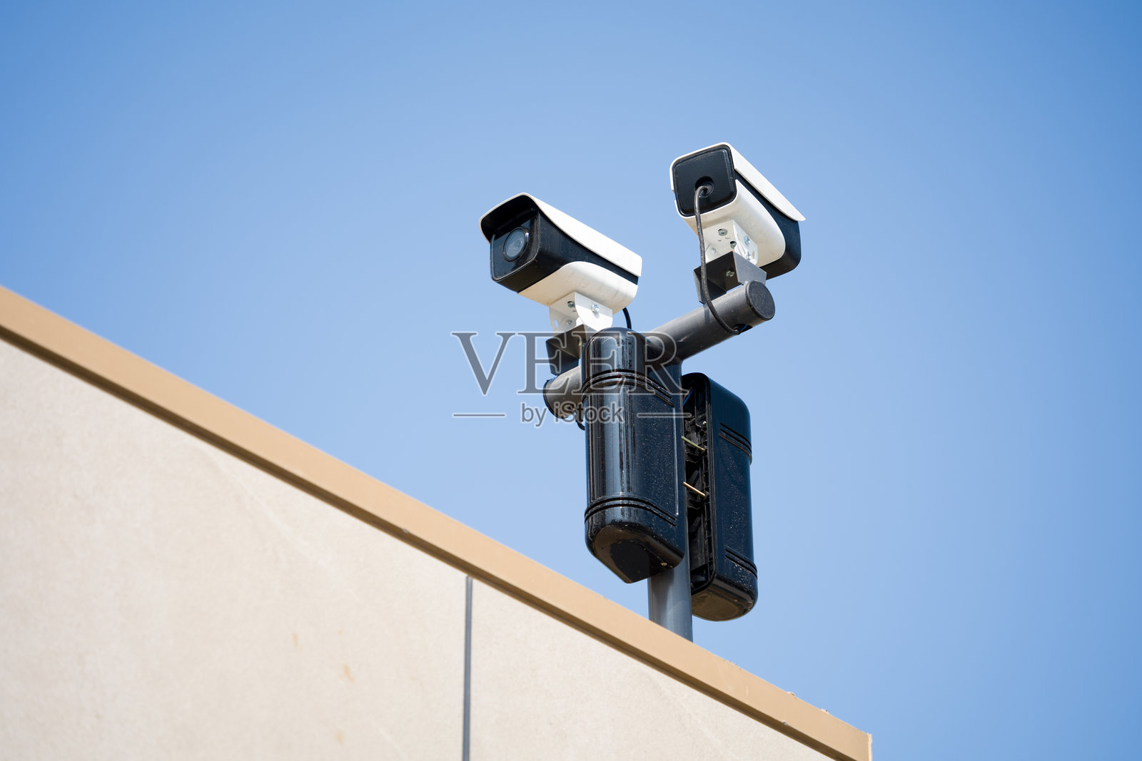 屋顶安装双摄像头安防监控设备照片摄影图片