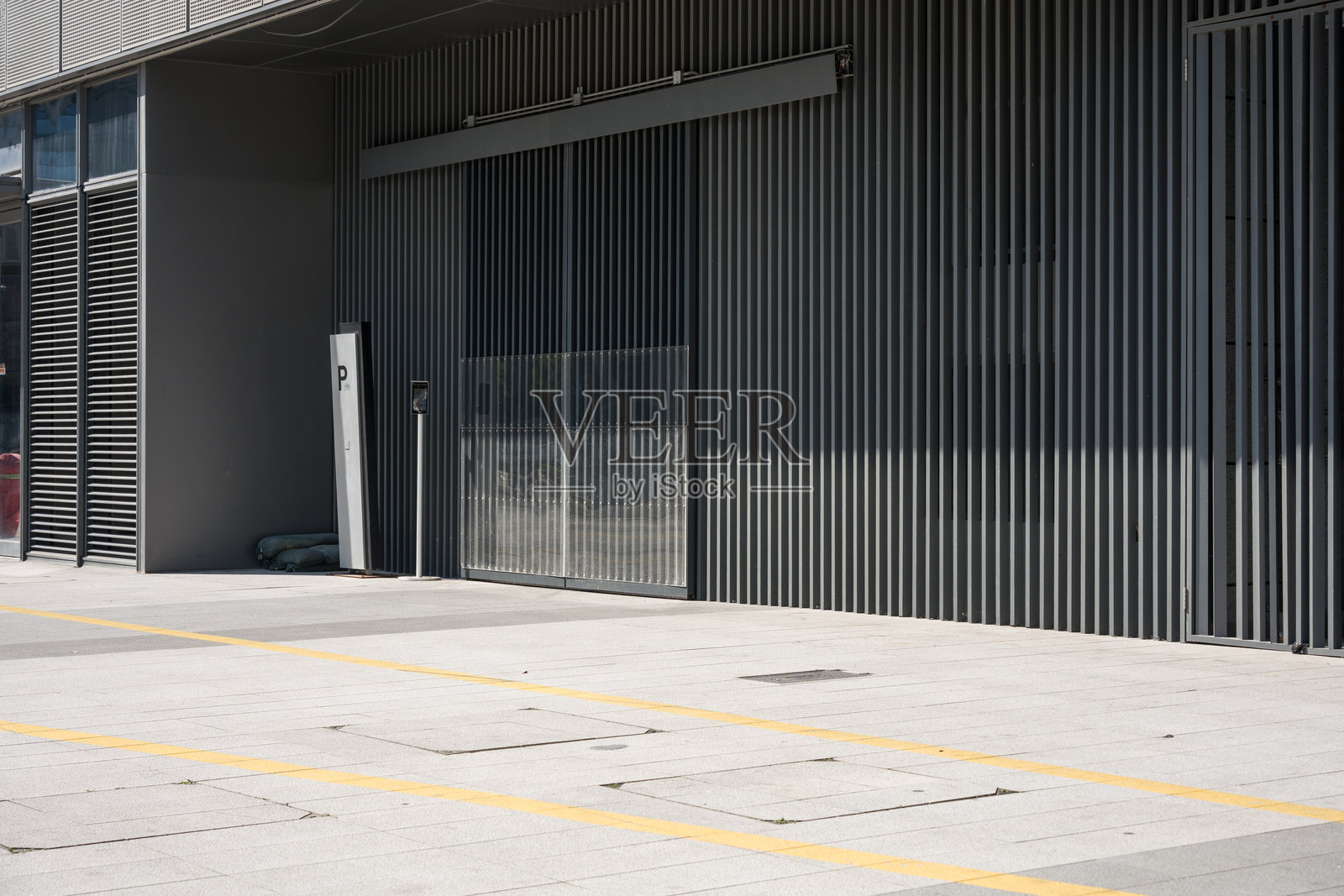 现代工业建筑灰色卷帘门外观照片摄影图片