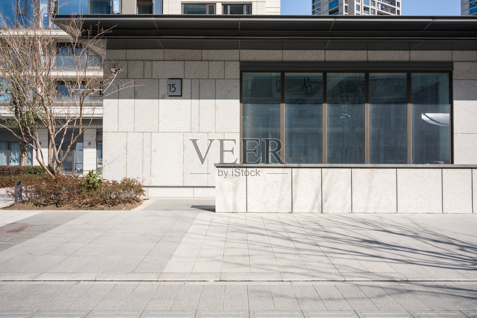 现代建筑外墙玻璃窗与铺装广场照片摄影图片