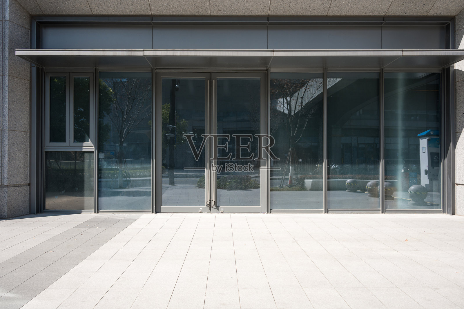 现代建筑玻璃幕墙入口空旷广场照片摄影图片