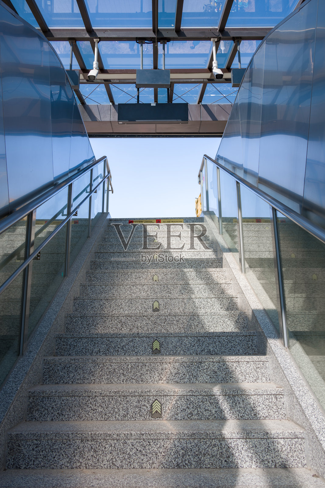 现代地铁站玻璃顶棚阶梯通道照片摄影图片