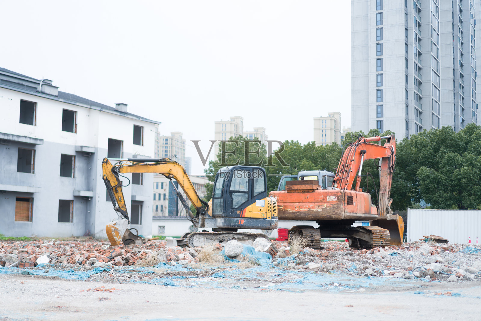 城市拆迁现场两台挖掘机作业废墟照片摄影图片