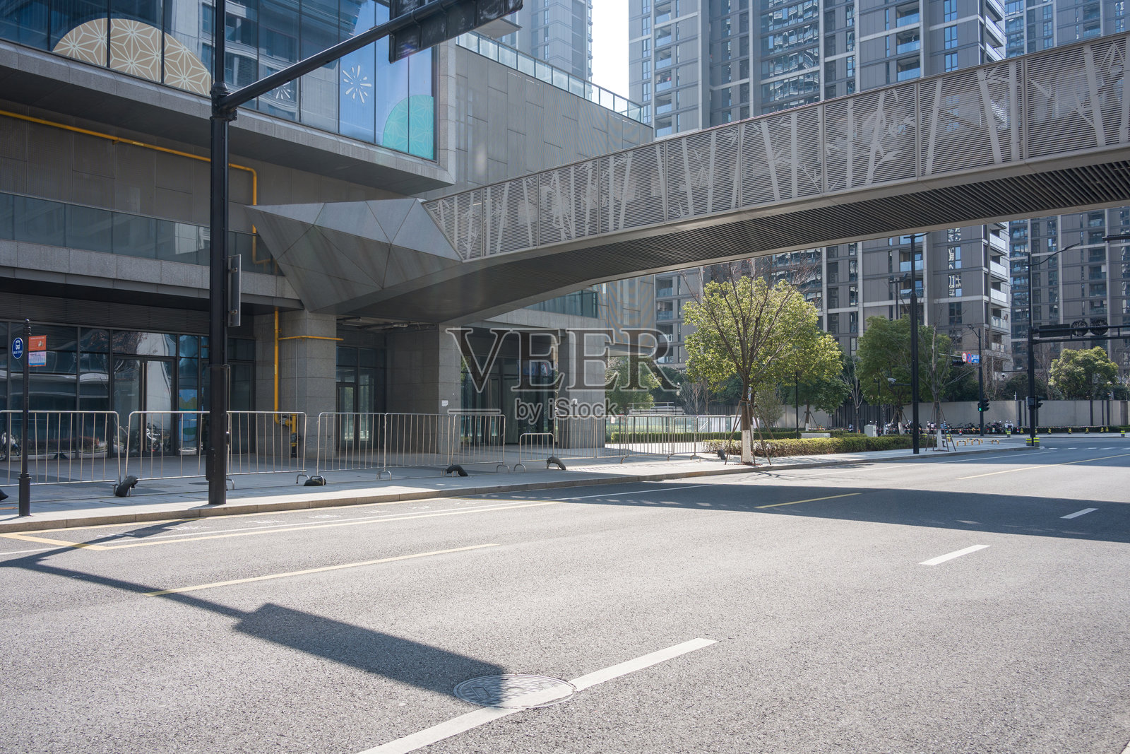 现代城市天桥街道空旷街景照片摄影图片