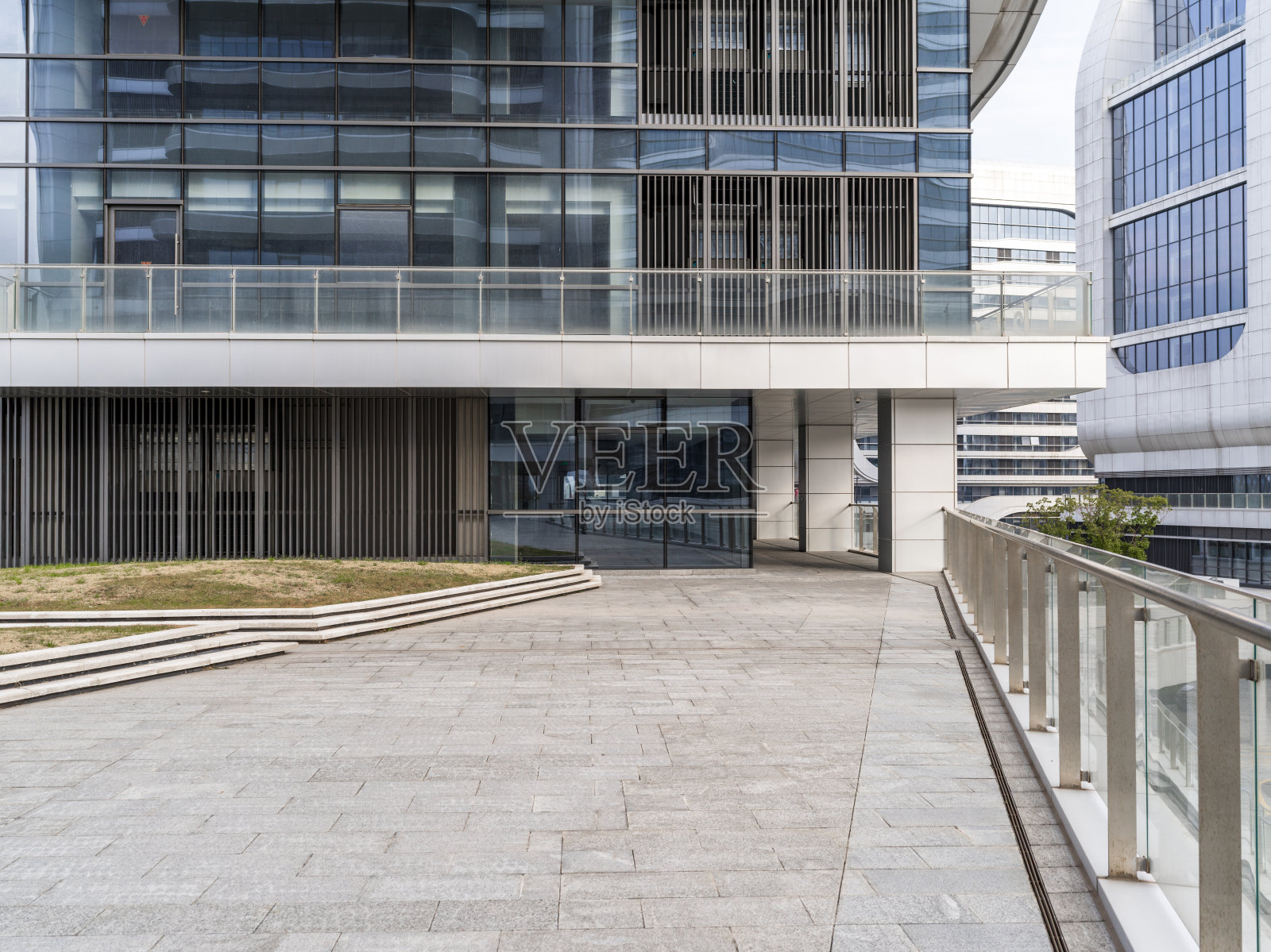 现代玻璃幕墙办公楼外部广场步道照片摄影图片