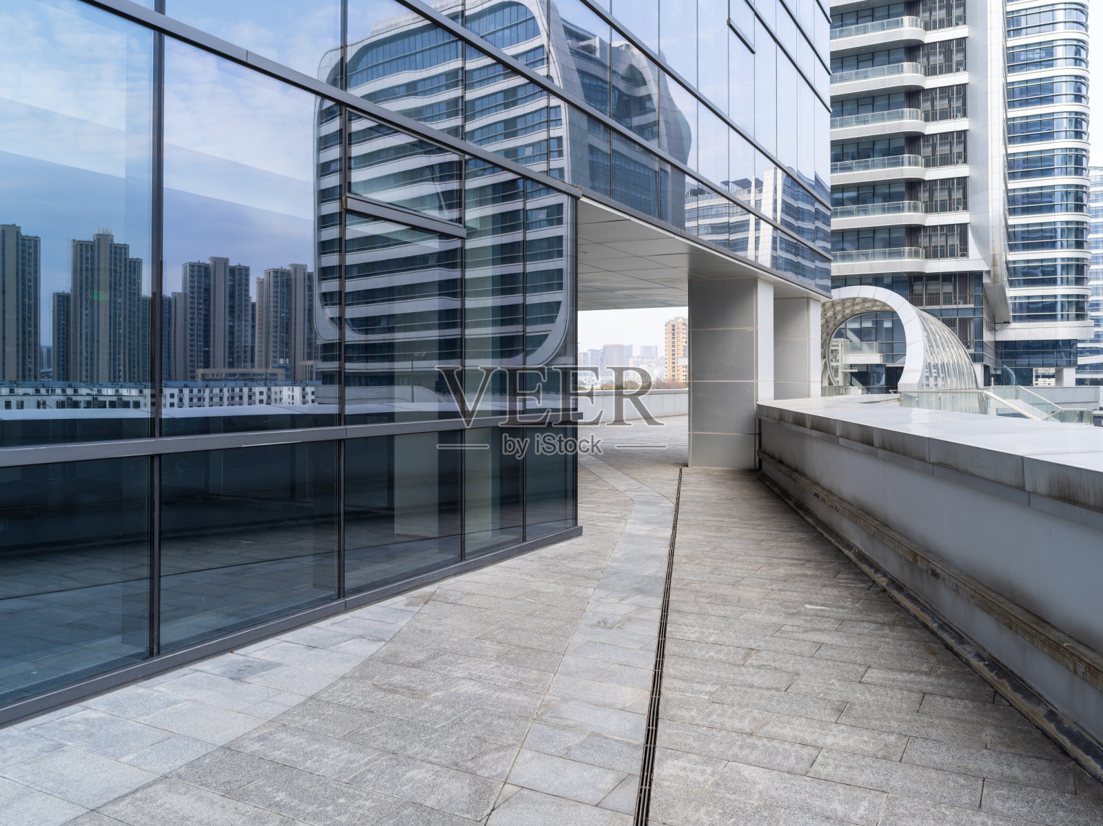 现代玻璃幕墙建筑空中连廊通道照片摄影图片