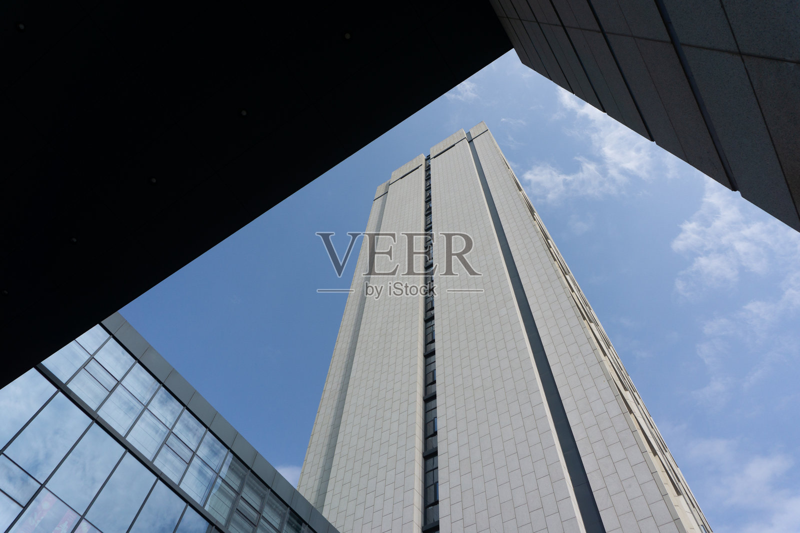 仰拍现代高层建筑与玻璃幕墙照片摄影图片