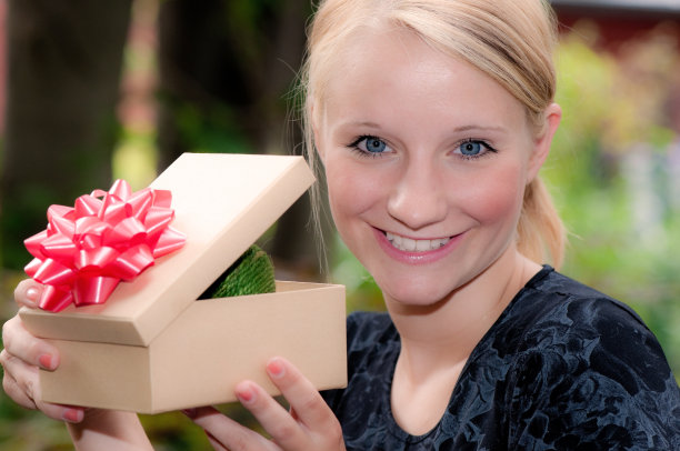 年轻的金发女人很高兴收到一份礼物。图片 年轻的金发女人很高兴收到一份礼物。图片下载