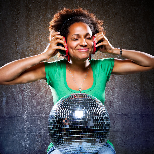 用耳机听音乐的时髦女孩图片 用耳机听音乐的时髦女孩图片下载