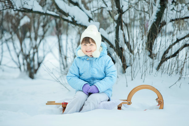 小女孩在雪橇上图片 小女孩在雪橇上图片下载