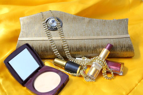 金色的手包,特写,黄色的丝一样的背景图片 金色的手包,特写,黄色的丝一样的背景图片下载