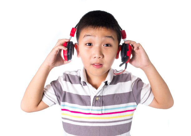 亚洲男孩戴着耳机听音乐,孤立在白色背景下图片 亚洲男孩戴着耳机听音乐,孤立在白色背景下图片下载