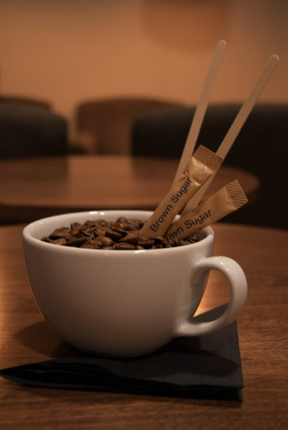 装满咖啡豆和糖的杯子图片 装满咖啡豆和糖的杯子图片下载