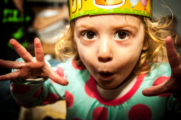 吓人的脸,生日快乐,孩子图片 吓人的脸,生日快乐,孩子图片下载