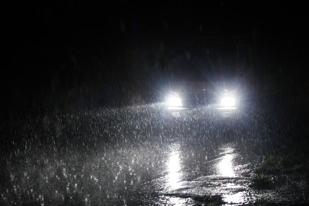雨中的高速公路。图片 雨中的高速公路。图片下载