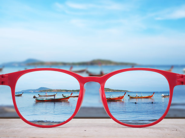 夏天的海滩聚焦在红色的眼镜图片 夏天的海滩聚焦在红色的眼镜图片下载