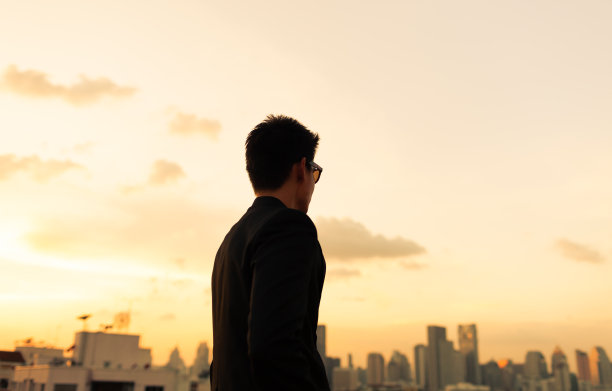 城市里的男人图片 城市里的男人图片下载