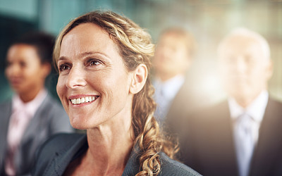 她喜欢她所听到的图片 她喜欢她所听到的图片下载