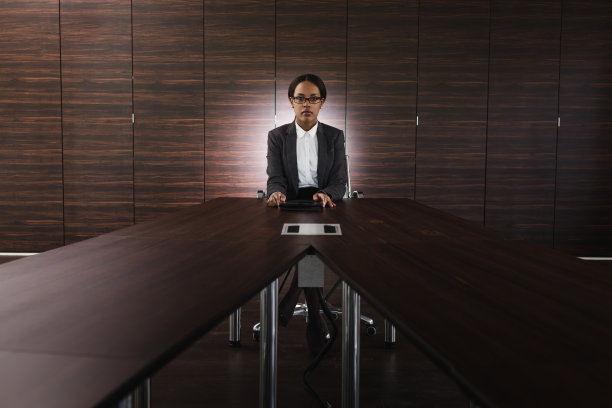 年轻的非洲裔美国女商人的肖像图片 年轻的非洲裔美国女商人的肖像图片下载