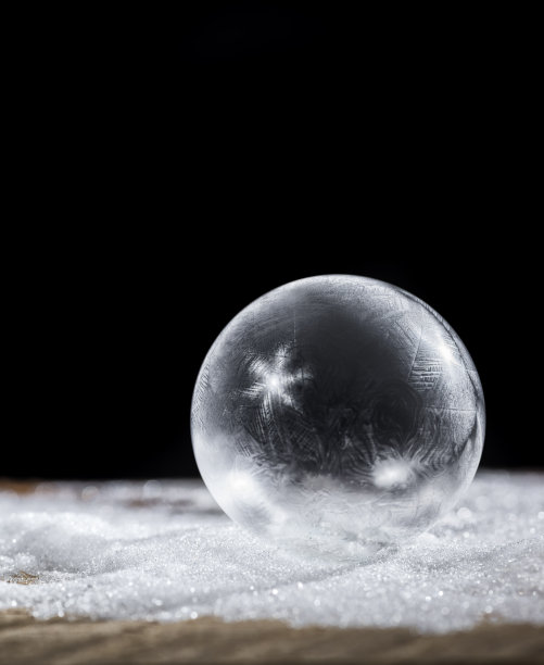 冰冻的肥皂泡映衬着黑色的背景图片 冰冻的肥皂泡映衬着黑色的背景图片下载