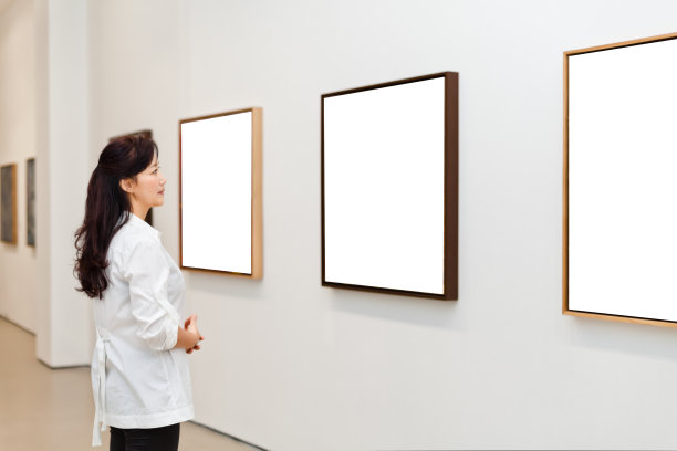 一位女士在画廊里看白色的镜框图片 一位女士在画廊里看白色的镜框图片下载