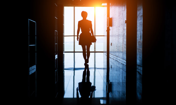 女人走向光明图片 女人走向光明图片下载