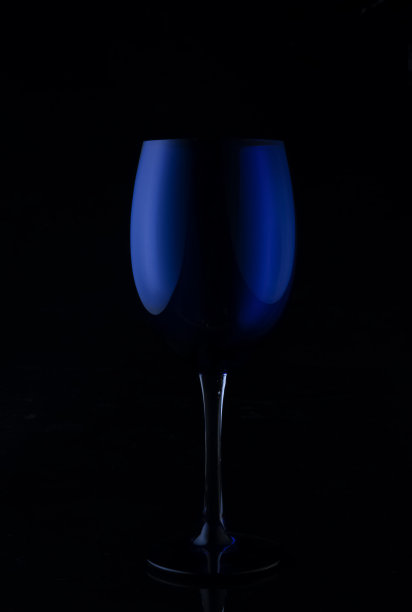 蓝色的酒杯图片 蓝色的酒杯图片下载
