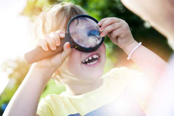 女孩在玩放大镜图片 女孩在玩放大镜图片下载