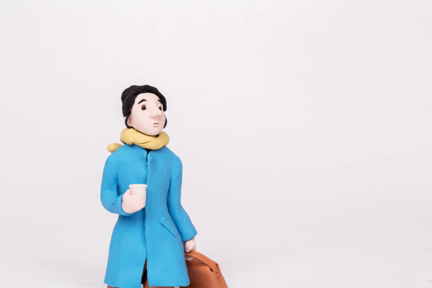 手工泥人:手持杯子的女孩走在路上图片 手工泥人:手持杯子的女孩走在路上图片下载