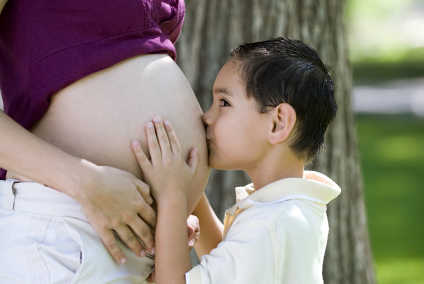 孩子亲吻肚子图片 孩子亲吻肚子图片下载