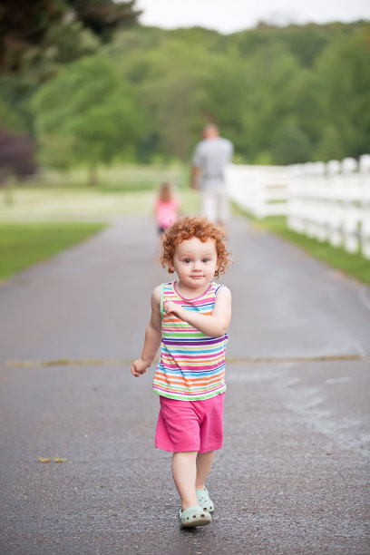 女孩走向相机图片 女孩走向相机图片下载