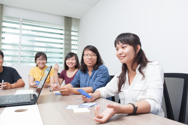 亚洲商务人士小组会议室协作同事图片 亚洲商务人士小组会议室协作同事图片下载
