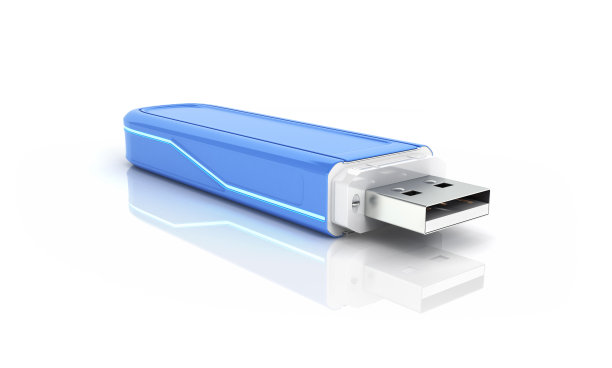 USB闪存在蓝色与背光隔离的白色背景与反射3d图片 USB闪存在蓝色与背光隔离的白色背景与反射3d图片下载