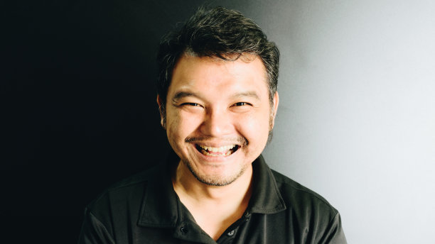 在黑色背景的黑色风格上,40岁的亚洲男士穿着黑色polo衫,带着快乐和快乐的概念笑着图片 在黑色背景的黑色风格上,40岁的亚洲男士穿着黑色polo衫,带着快乐和快乐的概念笑着图片下载