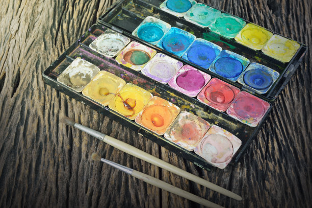 水彩涂料盒和油漆刷图片 水彩涂料盒和油漆刷图片下载