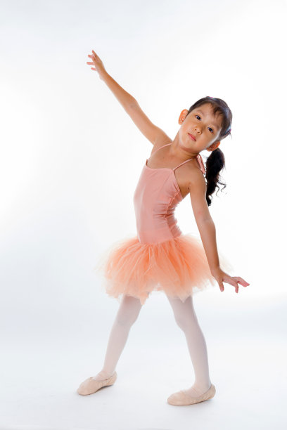 小芭蕾舞演员在演播室里。图片 小芭蕾舞演员在演播室里。图片下载