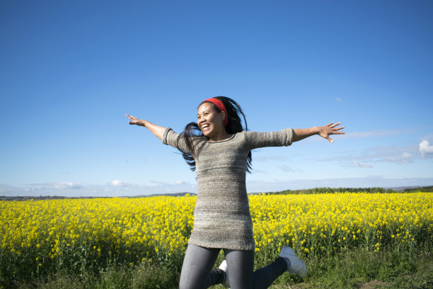 高兴地跳起来图片 高兴地跳起来图片下载