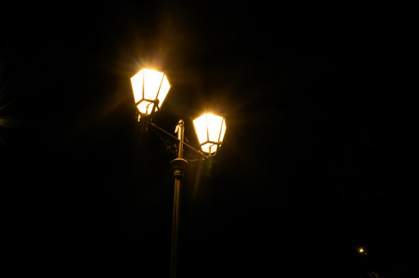 夜晚街灯图片 夜晚街灯图片下载