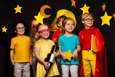 六个朋友穿着观星服看星星图片 六个朋友穿着观星服看星星图片下载