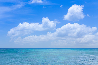有云和蓝天背景的海景图片 有云和蓝天背景的海景图片下载