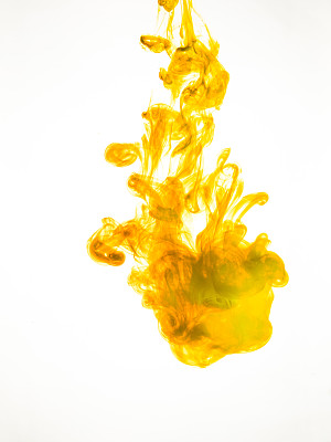 墨水在白色背景上孤立的水里打旋。水里的油漆。在水的特写镜头中,彩色墨水滴的柔和传播。抽象的背景。黄色丙烯酸油墨爆炸喷溅图片 墨水在白色背景上孤立的水里打旋。水里的油漆。在水的特写镜头中,彩色墨水滴的柔和传播。抽象的背景。黄色丙烯酸油墨爆炸喷溅图片下载