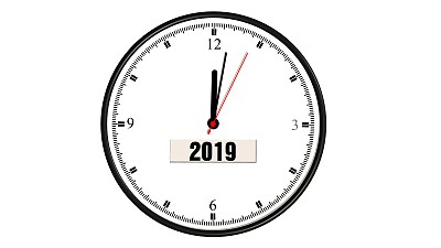 圆墙挂钟与新年2019 -孤立上白图片 圆墙挂钟与新年2019 -孤立上白图片下载