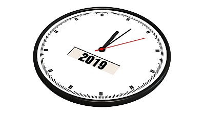 圆墙挂钟与新年2019 -孤立上白图片 圆墙挂钟与新年2019 -孤立上白图片下载