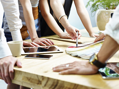 一组设计师在办公室工作图片 一组设计师在办公室工作图片下载