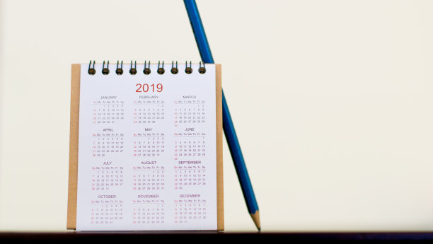 桌上放着铅笔的2019年日历。计划工作才能成功图片 桌上放着铅笔的2019年日历。计划工作才能成功图片下载