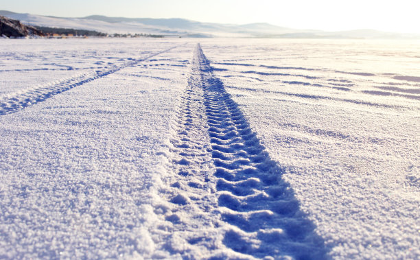 贝加尔湖冰面上雪地轮胎痕迹图片 贝加尔湖冰面上雪地轮胎痕迹图片下载