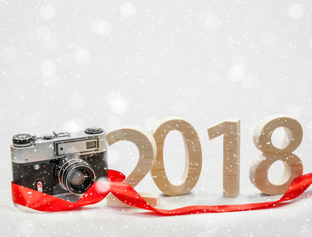 2018年用老式相机雕刻的木雕。新年明信片、海报的概念。照片的趋势图片 2018年用老式相机雕刻的木雕。新年明信片、海报的概念。照片的趋势图片下载